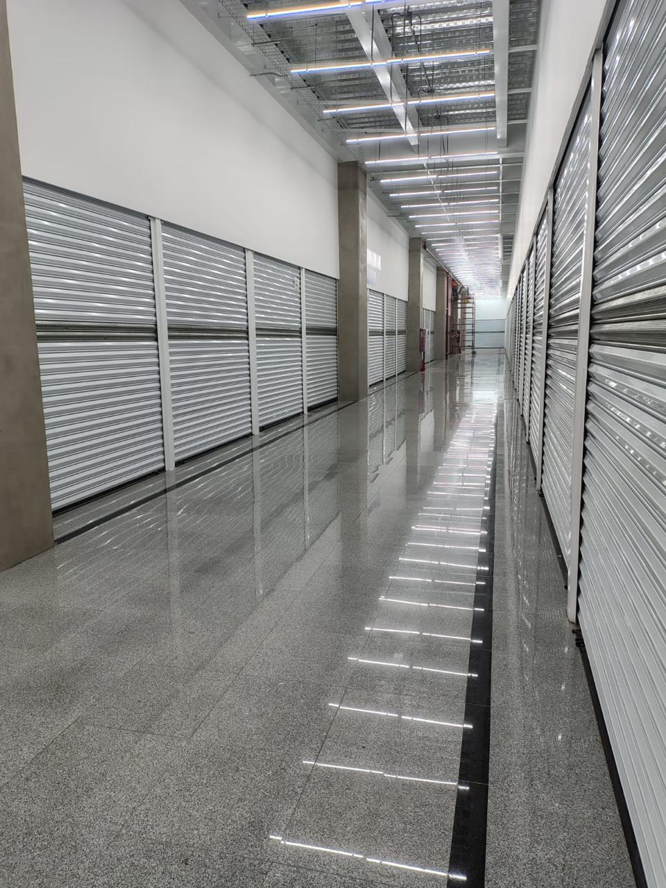 Nave con cortinas planas instaladas